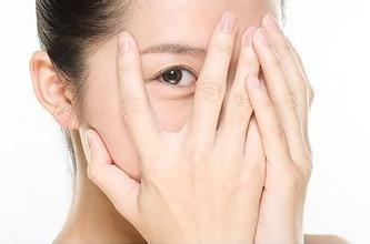 挤痘一时爽，事后悔断肠!痘痘还是这样处理好